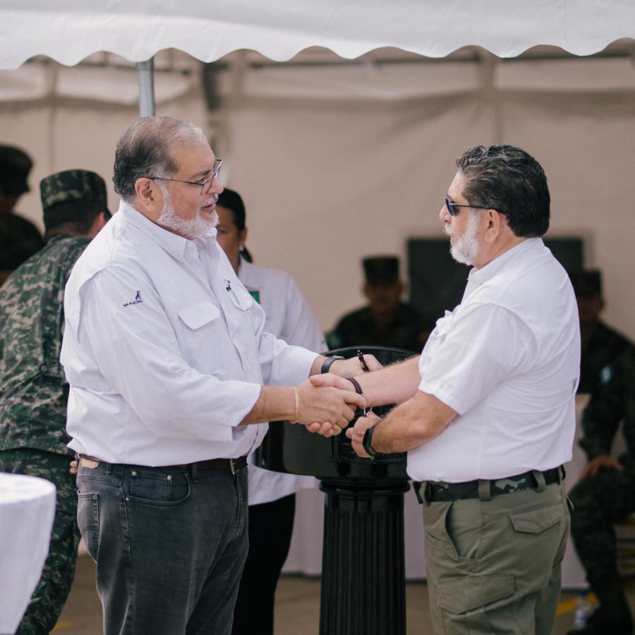 La Secretaría de Defensa Nacional entrega 16 camiones al Ejército de Honduras para fortalecer sus capacidades operativas