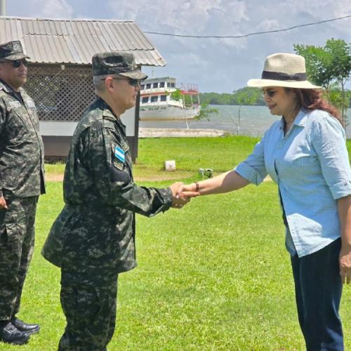 Ministra de Defensa recorre instalaciones de las Fuerzas Armadas de Honduras.