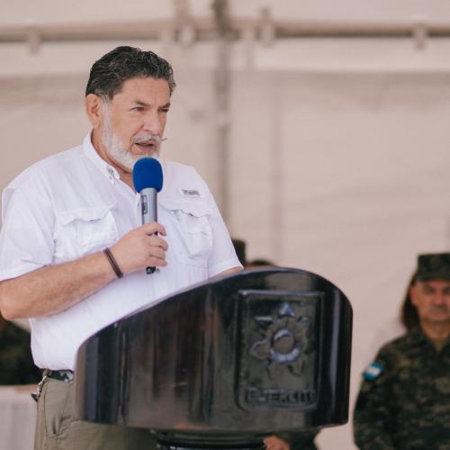 La Secretaría de Defensa Nacional entrega 16 camiones al Ejército de Honduras para fortalecer sus capacidades operativas