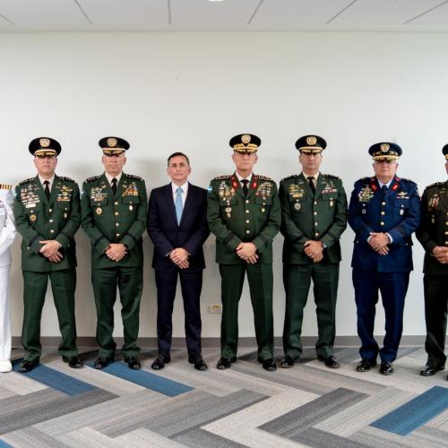 Ministro de Defensa Nacional se reúne con máximas autoridades de las Fuerzas Armadas